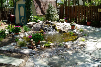 Decew-E - A bird's eye view of a backyard with a swimming pool and landscaping